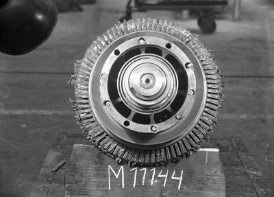 836235 Afbeelding van een defect anker (ronddraaiende deel van een elektromotor) bij het Centraal Autoherstelbedrijf ...